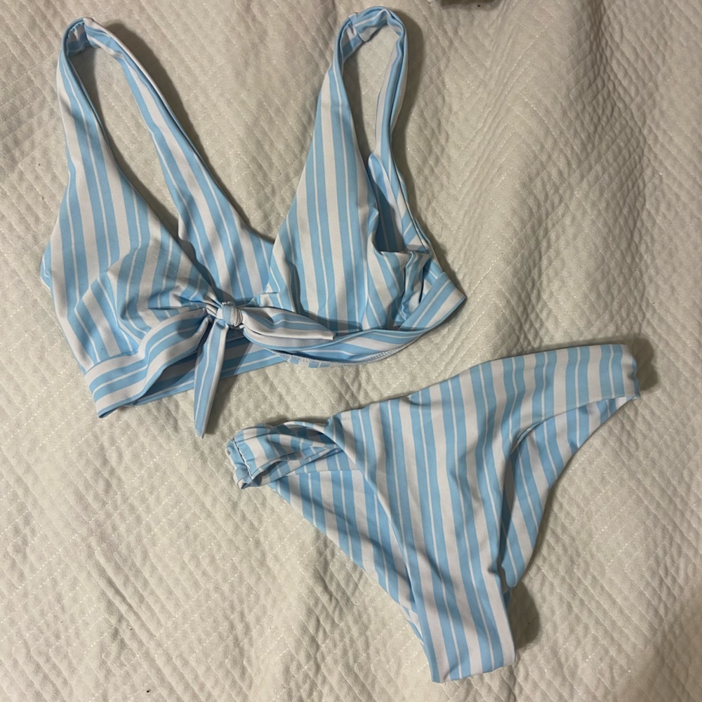 Blue&white stripped bathing suit set, top&bottom size smalls, good condition